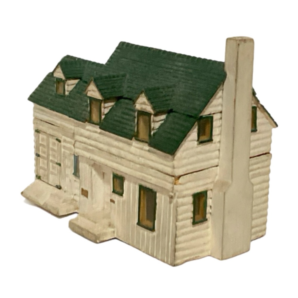Miniature House - Painted Wood Clapboard 2 Story - Amazing Detail - Picture 10 of 12